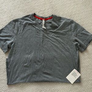 BRAND NEW LULULEMON MENS XL V NECK. GRAY.